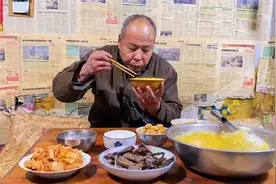 东北气温零下十几度，4点左右就天黑，看看大叔晚上吃的啥饭？视频封面