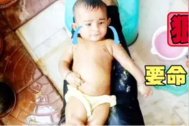 印度妈妈像洗菜一样洗宝宝，孩子乖乖的听话，网友：太心疼了视频封面