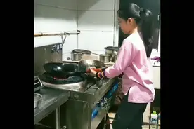 这个九岁的小女孩炒菜竟如此麻利视频封面
