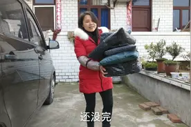 广西妹给家人买礼物，每个人都很满意，就二娃心里不服！视频封面