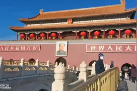 天安门在北京城的中央，红墙、黄瓦，又庄严，又美丽。视频封面