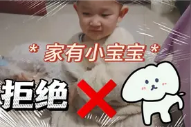 两岁的宝宝被狗咬了，半夜打狂犬疫苗后第二天发高烧，后悔养狗了视频封面