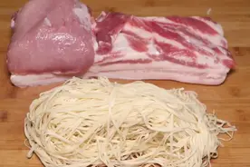 面条新做法，加上一块五花肉，怎么吃都吃不腻，营养美味超解馋