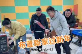 马上就要过新年了！宝妈网购了一堆的物件布置新房间，枫枫看懵了视频封面
