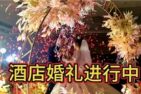 酒店婚礼，父亲亲手将女儿交于女婿手中，祝福一对新人百年好合！视频封面