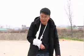 留守儿童为了救治奶奶在厂门口卖菜，遇到好心人假装受伤暗送爱心视频封面