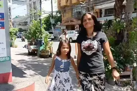 妈妈生病了需要剃光头治疗，女孩鼓起勇气跟妈妈一起去剃光头视频封面