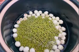 莲子绿豆汤，潮汕婆婆教你这样做，最重要的是加入它，清热又解暑视频封面