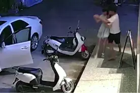 广西大街上:女子被前男友强行拖上车，众人解围，最后报警视频封面