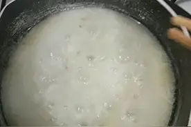 用粥水把牛肉片烫熟。。。。美味可口视频封面