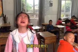 小朋友们，在公共场所，热了是不能脱袜子的哦！视频封面