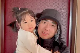老纪回农村看望媳妇和孩子，三口人久别重逢，我们一家人又团聚了视频封面