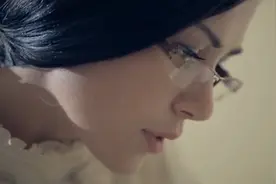 这个鼠标太神奇，可以操纵到现实中，影视视频封面