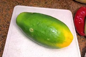 木瓜除了煲汤，其实用半熟的木瓜拿了炒，也很好吃😋，不妨试试视频封面