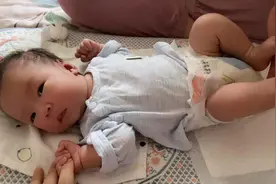 出生二十多天的宝宝有点胀气，来给他做排气操视频封面