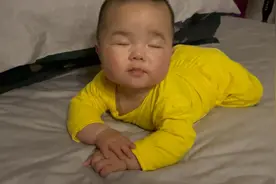 6个月的宝宝睡觉都还要翻身视频封面