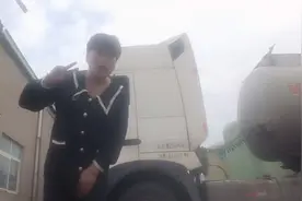 豪沃卡车的玻璃水是从驾驶室门边上；加水同时放两滴洗洁剂进去…视频封面