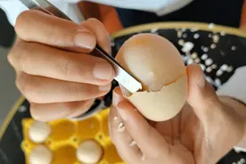 徒手剥生鸡蛋，怎样你也在家里试试，漂亮，就块成功了！加油视频封面