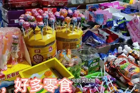 三岁的小朋友吃跳跳糖。视频封面