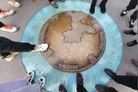 改建后的重庆朝天门广场，又多了个重庆公路零公里起点，锦上添花