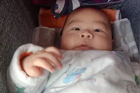 三个月宝宝睡在婴儿车里，看他做出哪些动作！