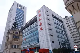 武汉最好的医院之一，年门诊量超500万人次，来看病的人络绎不绝视频封面