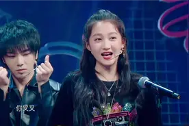 关晓彤现场自黑演唱成名曲《你叉叉》，沈腾贾玲魔性伴舞