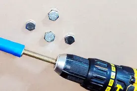 才发现，把PVC水管塞进电钻里，用来拆螺丝这么快，比扳手还方便视频封面