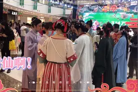 义乌万达广场：美女穿汉服走秀，可爱优雅端庄，看看哪个是你的菜视频封面
