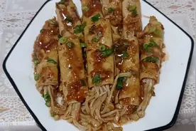 比烧烤店还好吃豆皮卷金针菇，这样做太好吃了，简单一卷超级下饭视频封面