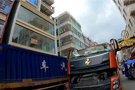 大货车硬扛限高杆，完败视频封面