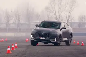 单边双轮离地了 长安UNI-K麋鹿测试视频封面