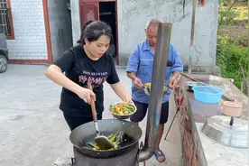 幺妹儿用土豆烧红烧肉吃，结果整了个大杂烩出来，有才！视频封面