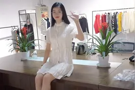 听说穿短裙才会回头率高，俺也试试视频封面