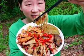 鸡蛋干炒豆芽，配超多小米椒剁椒，秀秀辣得满头大汗，吃得真过瘾视频封面