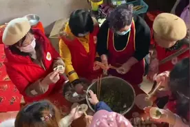 暖心！内江志愿者陪孤寡老人过年视频封面