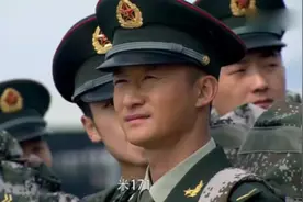 何晨光为了军事演习的胜利，他以怎样的精神完成这次任务呢？视频封面