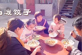 冬日暖阳下，天天奶奶做油泼饺子，小福宝会说美得很了视频封面