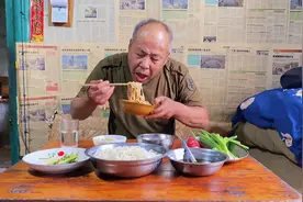 光棍老头忙完农活，做了一大盘葱油面，吃的香造的猛，看着过瘾