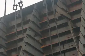 青岛北海造船，21万吨级散货船甲板分段吊装。视频封面