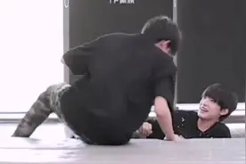 极禹青春躁动进行时？😏（张极发疯抓我脚踝！我怎么会发疯呢！）视频封面
