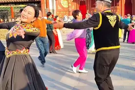 公园来了一位黑衣美女，新疆舞跳的优雅美丽，让人羡慕…视频封面