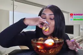 黑人大姐吃海鲜：这该死的性感视频封面