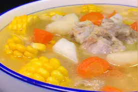 大厨教你：“玉米排骨汤”的家常做法，天冷喝上一口暖心又暖胃！