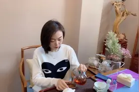 小伙娶了富婆老婆后，富婆直言如果离婚，小伙必须净身出户！视频封面