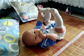 宝宝懒的很不愿意爬怎么办！视频封面