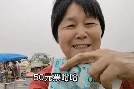 农村80岁老人抜蒜苔，干活依然麻利，一天能挣多少钱开心的像孩子视频封面