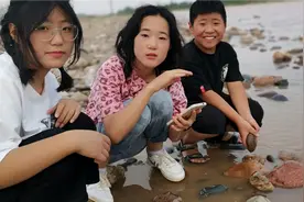 姐弟三人为啥都要搬石头，姐妹水中拍照，弟弟要睡到水边里拍。视频封面