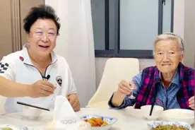 张俊以一行走进云南看望褚时健夫人马静芬，喝酒比拼如何即兴赋诗视频封面