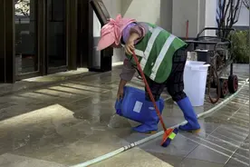 PC地砖被外墙涂料污染，用草酸侵泡和高压水枪冲洗后就是这样